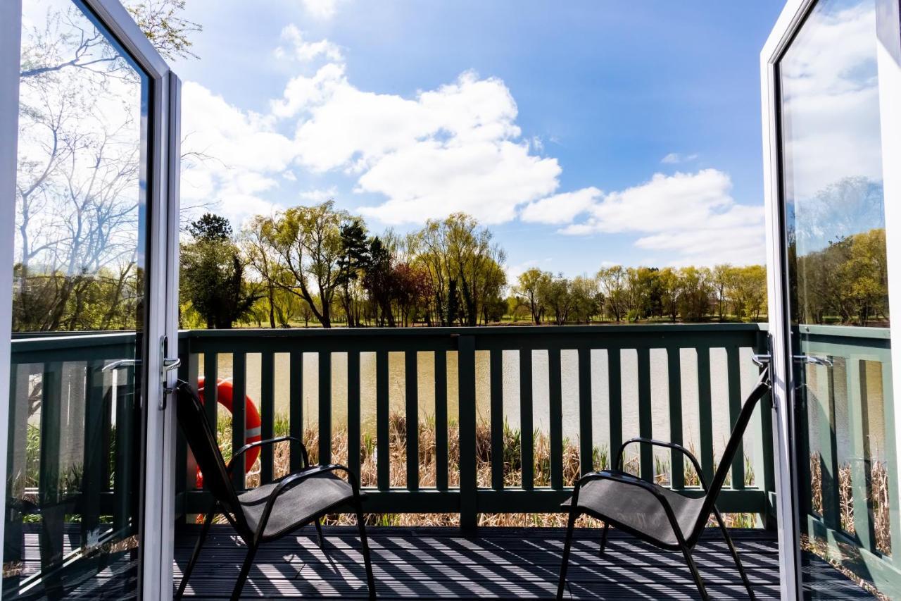 The Vale Golf & Country Club Villa Bishampton Exterior photo